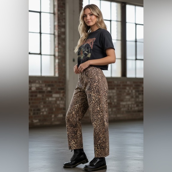 NWT Cello Leopard Cheetah Animal Print Horseshoe Barrel Relaxed Fit Jeans Denim - Picture 9 of 9